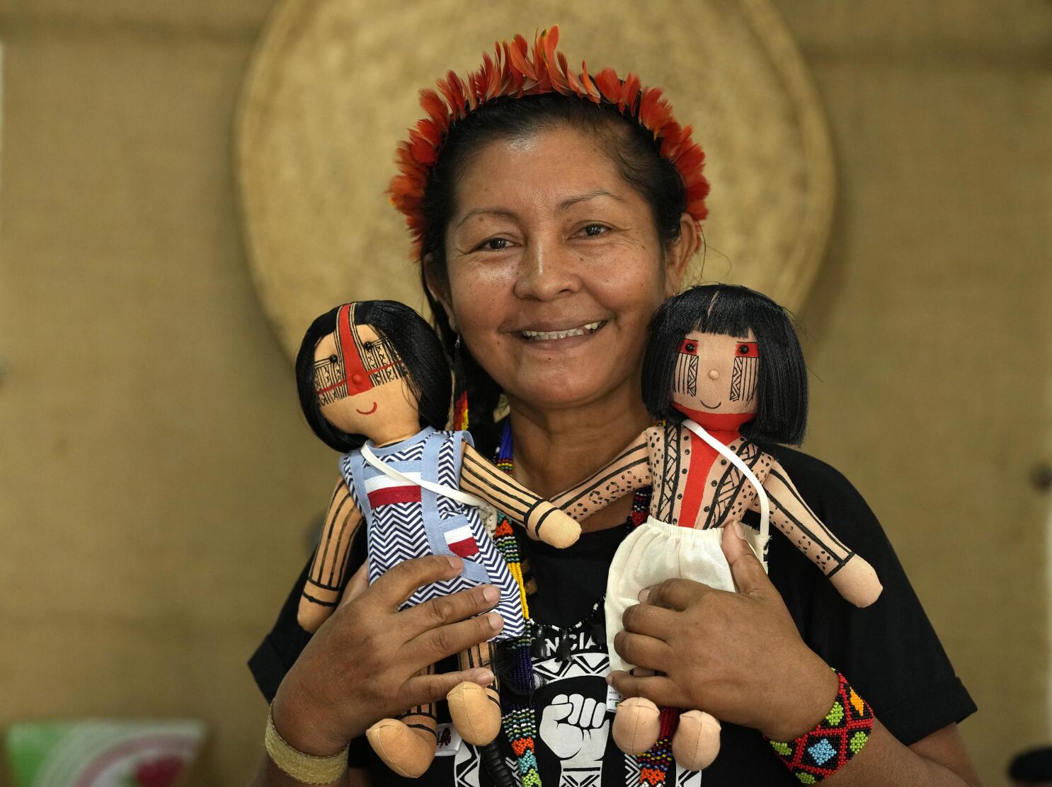 Una mu eca aporta orgullo e identidad a ind gena brasile a AP News